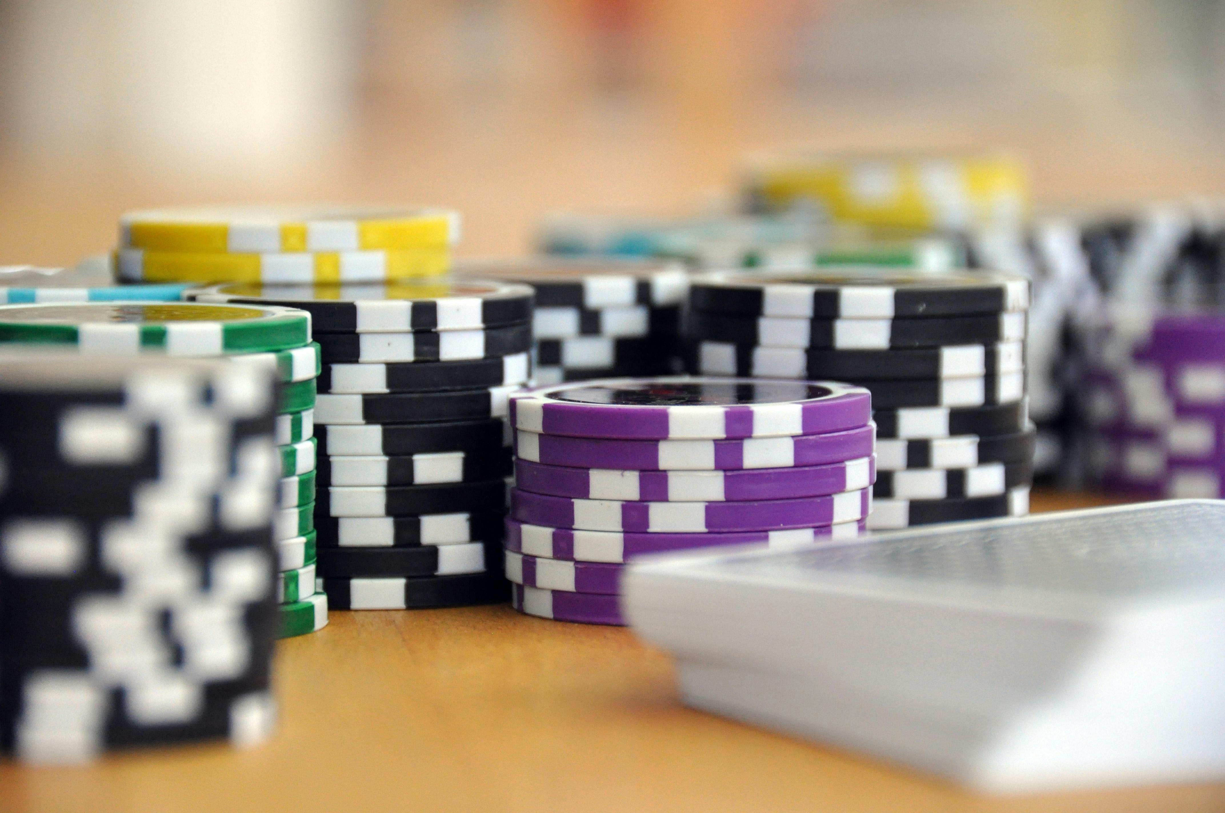 Pengguna membaca fakta game sonitoto lewat ponsel